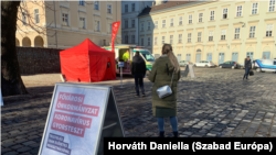 A Fővárosi Önkormányzat ingyenes koronavírus gyorstesztet biztosít a budapestieknek. Az egyik tesztpont a Városházánál 2021. február 21-én