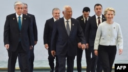 Участники саммита Европейский союз — Центральная Азия. Слева — президент Казахстана Касым-Жомарт Токаев, слева — председатель Еврокомисси Урсула фон дер Ляйен. Самарканд, 4 апреля 2025 года