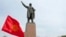 Архивна снимка показва статуята на основателя на Съветския съюз Владимир Ленин на централния площад в град Ош, Киргизстан, през 2011 г.