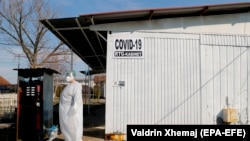 Një punëtore shëndetësore në Kosovë. Fotografi nga arkivi. 