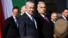 Prim-ministrul israelian Beniamin Netanyahu și premierul ungar Viktor Orbán privesc garda de onoare în timpul unei ceremonii de bun venit la Curtea Leului din Budapesta pe 3 aprilie.