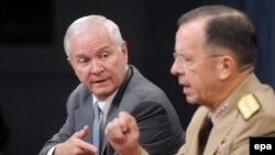  Robert Gates i Mike Mullen na pres konferenciji u Pentagonu, 29 jul 2010
