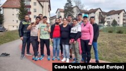 Egy tucatnyian kitartanak