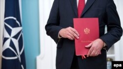 Dokument kojim se potvrđuje učlanjenje Crne Gore u NATO, Vašington, juni 2017.