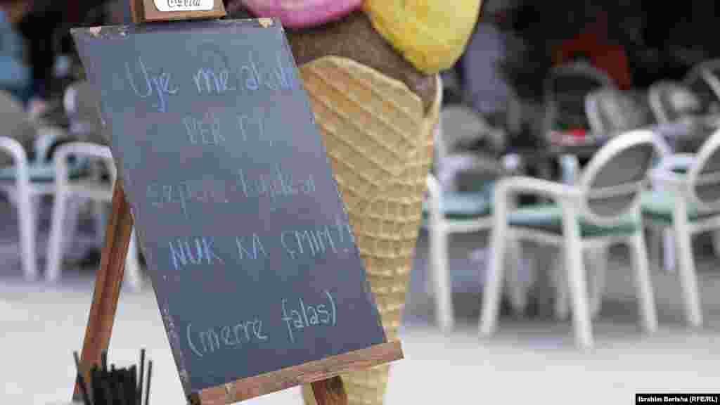 Besplatna hladna voda dijeljena je na glavnim trgovima Prištine 26. juna. "Briga nema cijenu", piše na obavještenju.