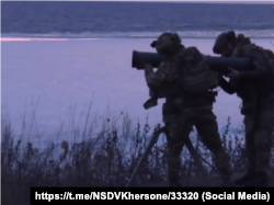 Расчет противотанкового ракетного комплекса «Корнет» РФ на Кинбурнской косе, март 2025 года