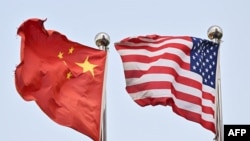 Flamuri i Kinës dhe ai i SHBA-së. Fotografi nga arkivi