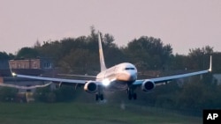 Самолетът на Райънер се приземява на летището в Минск.