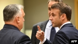 Orbán Viktor és Emmanuel Macron egy uniós csúcson 2023 decemberében