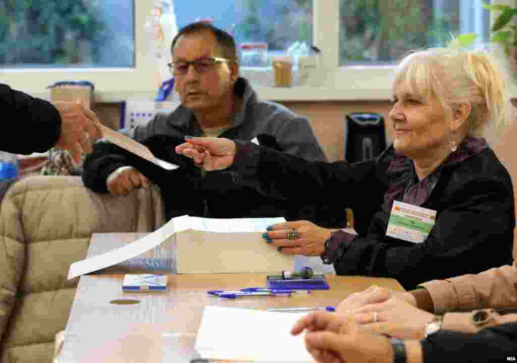 Се гласа со лична карта или пасош