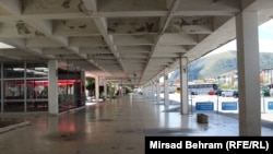 Tek pokoji putnik na Autobuskoj stanici u Mostaru, septembar 2020.