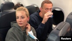 Юлия и Алексей Навальные летят из Германии в Россию, 17 января 2021 года