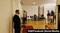 Procesi i votimit në një nga përfaqësitë diplomatike të Kosovës në Evropë. 