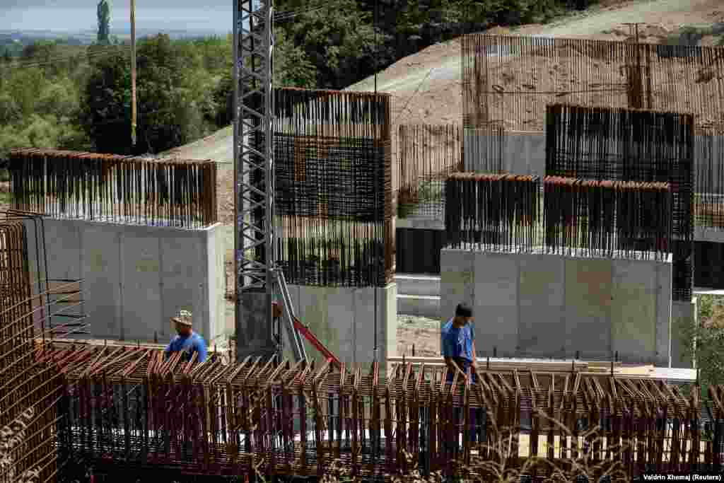 Uprkos visokim temperaturama, nekoliko građevinskih radnika u Kramoviku, Orahovac, snimljeni su kako rade na izgradnji objekta.