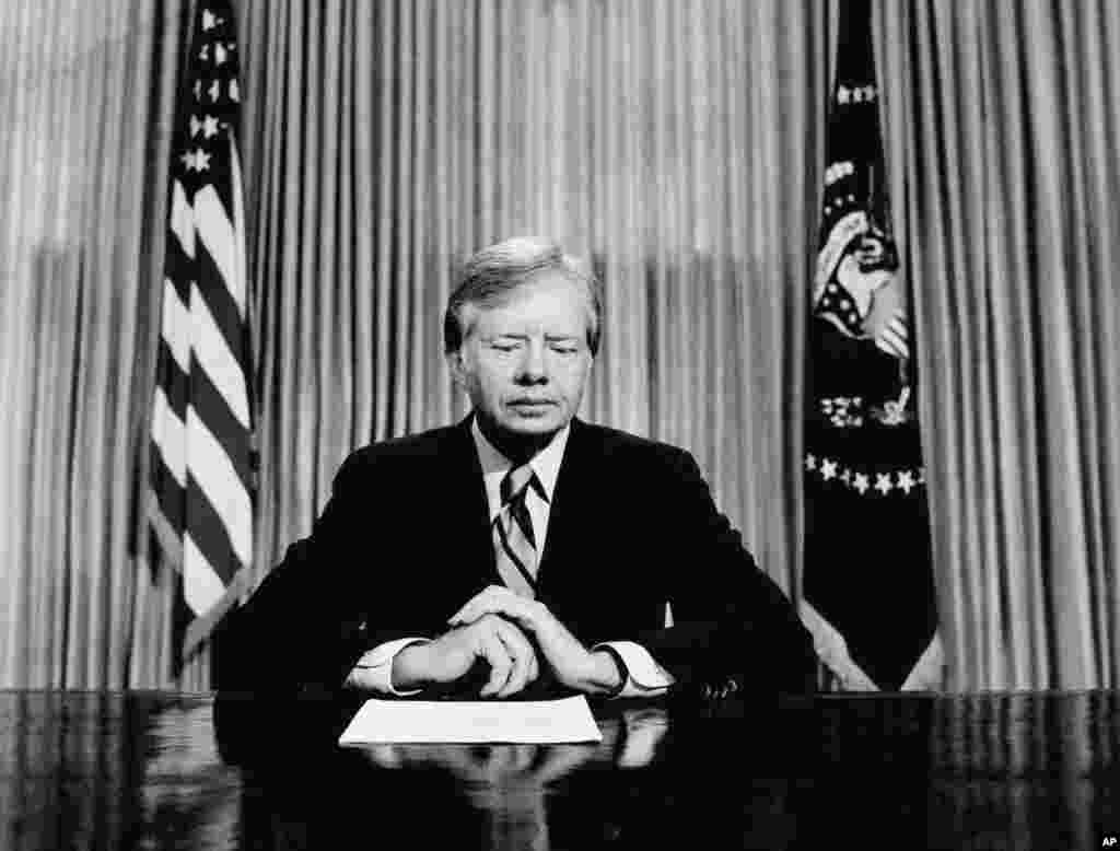 25 aprilie 1980. Președintele american Jimmy Carter se pregătește să anunțe la televizor că decizia sa de a efectua o operațiune de eliberare a ostaticilor s-a încheiat cu o tragedie. Operațiunea &bdquo;Eagle Claw&rdquo; a fost anulată, după ce opt militari americani au murit.