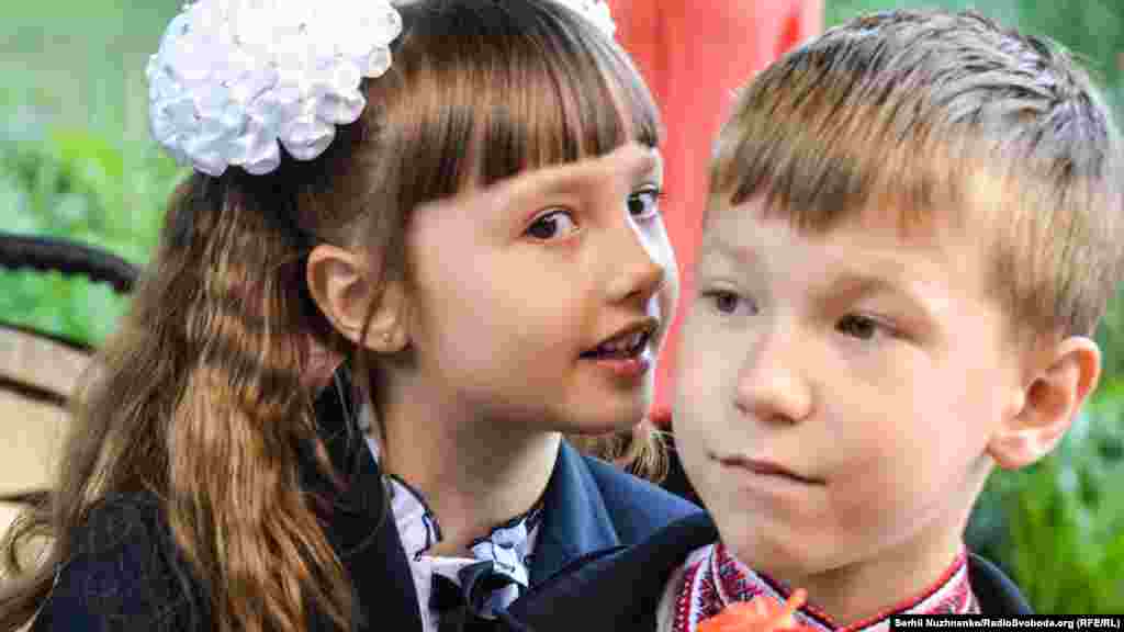 Даша вже має першого друга у своєму класі, з яким познайомилася раніше. Батько одного з хлопців, що буде навчатися з дівчинкою в одному класі, каже, що йому не важливо звідки діти, які будуть навчатися разом із його дитиною. На його думку, тільки краще, якщо разом будуть навчатися діти з різних регіонів України (у тому числі з Донбасу). Це, за його словами, є запорукою миру