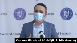 „Suntem și noi oameni, și eu aș vrea să stau acasă mai mult cu copilul meu /.../ Diferența e că, din păcate, noi nu putem să lăsăm armele jos, noi trebuie să muncim", a spus medicul Bogdan Dinu în urma protestelor anti-restricții care s-au îndreptat și împotriva medicilor.