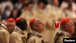 Kardinalët marrin pjesë në Vigjiljen e Pashkëve në Bazilikën e Shën Pjetrit në Vatikan, 19 prill 2025.