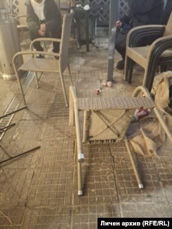 Разхвърляните и изпочупени столове и украса на заведението след побоя