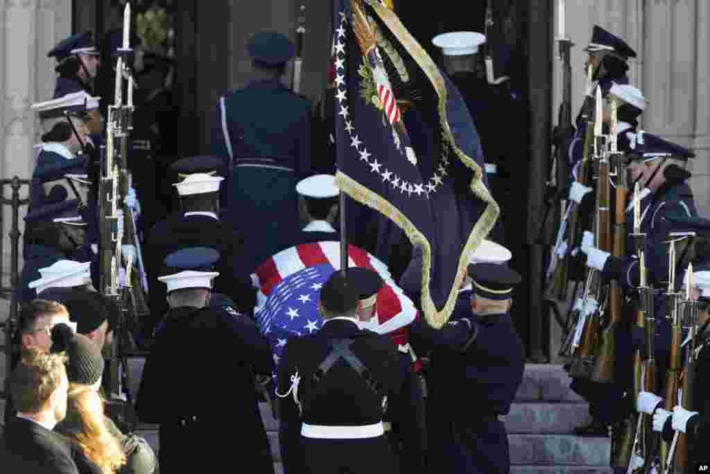 Kovčeg sa tijelom bivšeg predsjednika Jimmyja Cartera sa zastavom stiže u Nacionalnu katedralu u Washingtonu 9. januara 2025. na državni ispraćaj.