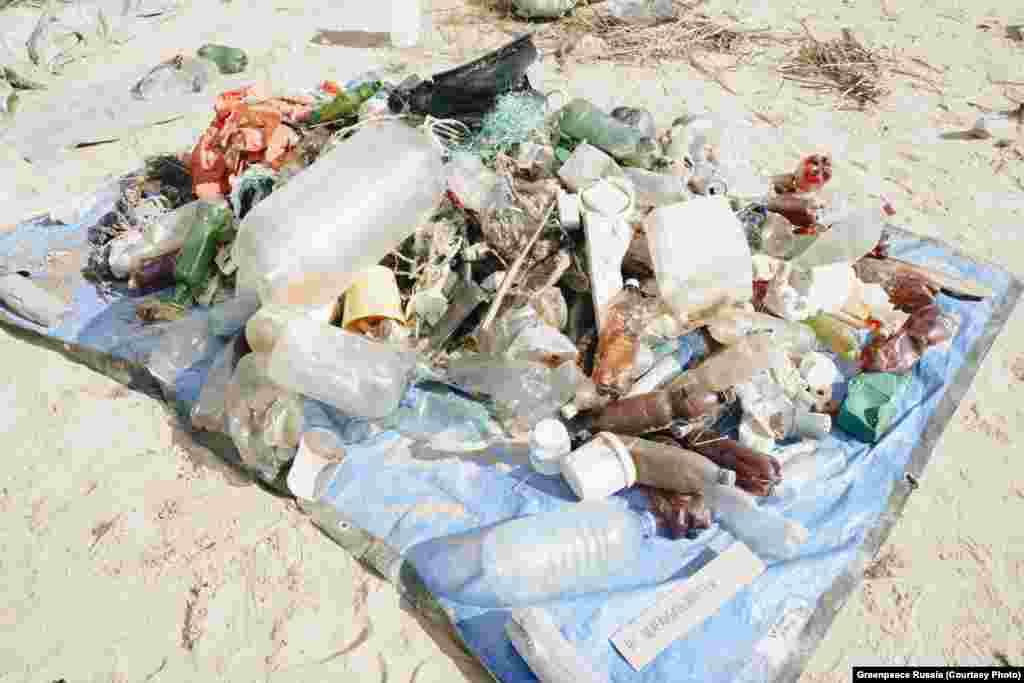 Gomila smeća koju je prikupila Greenpeaceova ekspedicija sredinom augusta. Prvog dana sakupili su 78 kilograma otpada duž dijela obale na jezeru Ladoga, od čega je većina plastika za jednokratnu upotrebu. &nbsp;