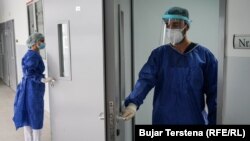 Infermierët duke u përkujdesur për pacientët, në Kliniken Infektive, në Prishtinë, më 26 gusht 2021.