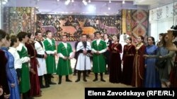 Начался праздник со звуков древнего абхазского духового инструмента абыкь, а потом 17 участников ансамбля «Ахьыштра» спели старинные обрядовые песнопения и показали театрализованное представление
