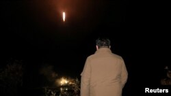 Severnokorejski lider Kim Jong Un gleda lanisranje rakete sa špijunskim satelitom negde u Severnoj Koreji, kako je tvrdila severnokorejska vlada, arhivska fotografija iz 2023. godine