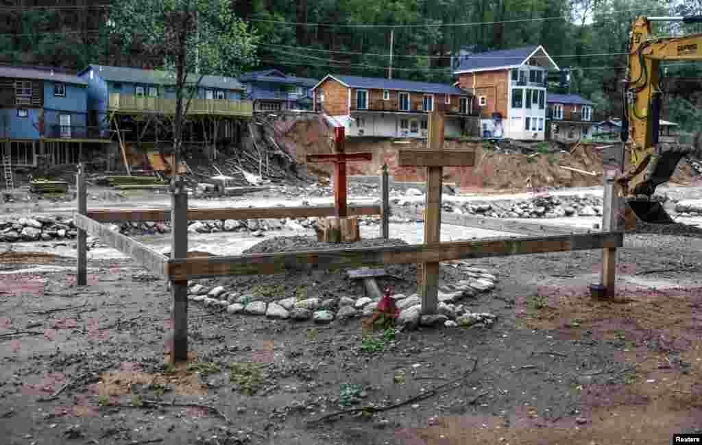 Lake Lure a szezonon kívül mindössze 1400 lakosú, ám nyáron akár napi 10 000 látogatót is vonz, amikor az emberek a gát mögötti tó strandjaira mennek pihenni, vízisíelni vagy a helyi túraútvonalakat járják be.