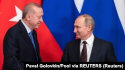  Președintele rus, Vladimir Putin, și cel turc, Recep Tayyip Erdogan, au căzut de acord să înceteze focul la Idlib. Acordul intră în vigoare la miezul nopții de joi spre vineri