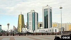 Уборщик чистит площадь перед президентской резиденцией в административном центре Астаны. 10 апреля 2007 года.