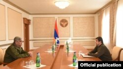 De fakto predsednik Nagorno-Karabaha Arajik Arutjunjan (desno) i šef bezbednosti regiona Vitalij Balasanjan (levo) izgleda da se nadmeću za kontrolu i uticaj na spornoj teritoriji. (arhivska fotografija)