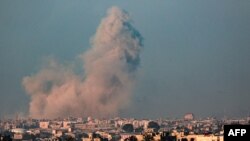 Додека посредниците во војната меѓу Израел и Хамас бараат прекин на огнот, Израел ја продолжува својата офанзива во Појасот Газа. Чад над градот Кан Јунис по израелското бомбардирање, 22 февруари 2024 година.