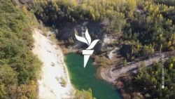 Veszélyes fedőanyagot önt egy Mészáros-cég a Cica-homok bányatóba