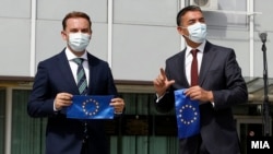 Архивска фотографија- Министерот за надворешни работи Бујар Османи и вицепремиерот за европски прашања Никола Димитров при примопредавањето на функциите, Скопје, 01.09.2020