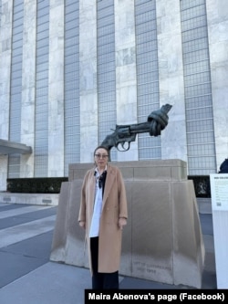 Семейдегі "ДОМ" қоғамдық ұйымының жетекшісі Майра Әбенова БҰҰ-ның Нью-Йорктегі бас штаб пәтерінің алдында тұр, 2025 жылдың наурыз айы.