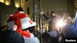 Demonstranti pokušavaju provaliti u predsjedničku palatu tokom opozicionog skupa na dan lokalnih izbora u Tbilisiju, Gruzija, 4. oktobra 2025.