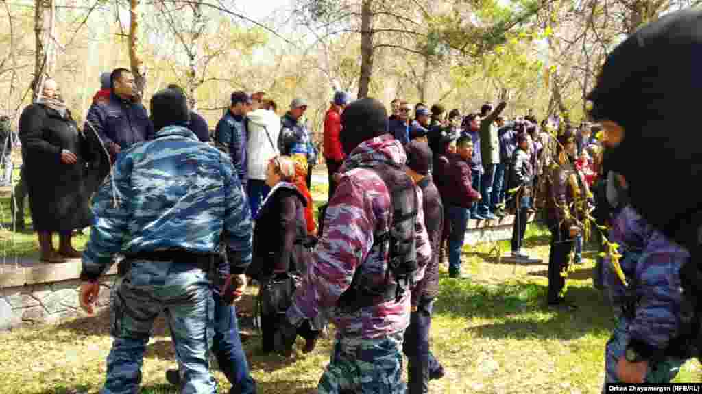 Сотрудники спецподразделения полиции. Нур-Султан, 1 мая 2019 года.