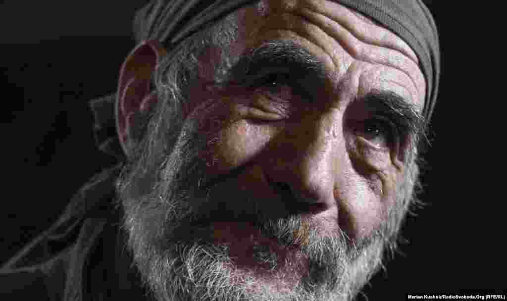 «Дідо». Це боєць «Правого сектору». Він каже, що у нього багато онуків, і він поїхав на війну, щоб захищати їх. Робить усе, що може. Так він в одній із найгарячіших точок лінії зіткнення куховарить для розвідників. Ці очі за своє життя бачили багато страшних речей, але продовжують нести тепло. «Дідо» каже, що коли повернеться додому, то писатиме книжку про війну