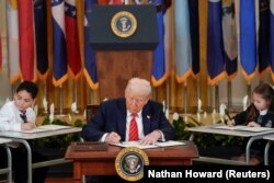 Дональд Трамп подписывает указ о ликвидации Министерства образования. 20 марта, 2025