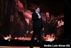 ევჰენ კოშოვიი ასახიერებს საბჭოთა მომღერალ იოსიფ კობზონს, რომელიც ხელმძღვანელობს ჯოჯოხეთში მოხვედრილი რუსი ჯარისკაცების გუნდს.