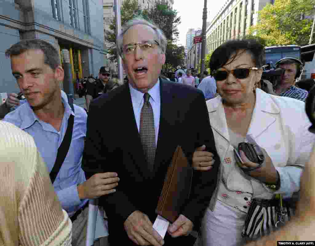 Роберт Баум (у центрі), адвокат Чапмен, спілкується з пресою біля Федерального суду Мангеттена в Нью-Йорку 8 липня 2010 року, після того, як Чапмен визнала свою провину за звинуваченням у спілкуванні з Російською Федерацією без реєстрації в якості іноземного агента.