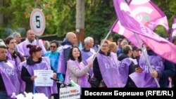 Работещи в градския транспорт развяват знамена на синдиката КНСБ по време на стачката в сряда.