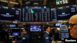 Disa punëtorë në Nju Jork duke vëzhguar lëvizjet në tregjet e aksioneve. Fotografi nga arkivi.