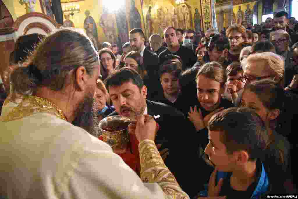 Sveštenstvo Mitropolije Srpske pravoslavne crkve u Crnoj Gori služilo je vaskršnju liturgiju u Hramu Hristovog Vaskrsenja u Podgorici a pričešćivanje je vršeno jednom kašičicom.