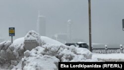 ბათუმში მეორე დღეა, თოვს