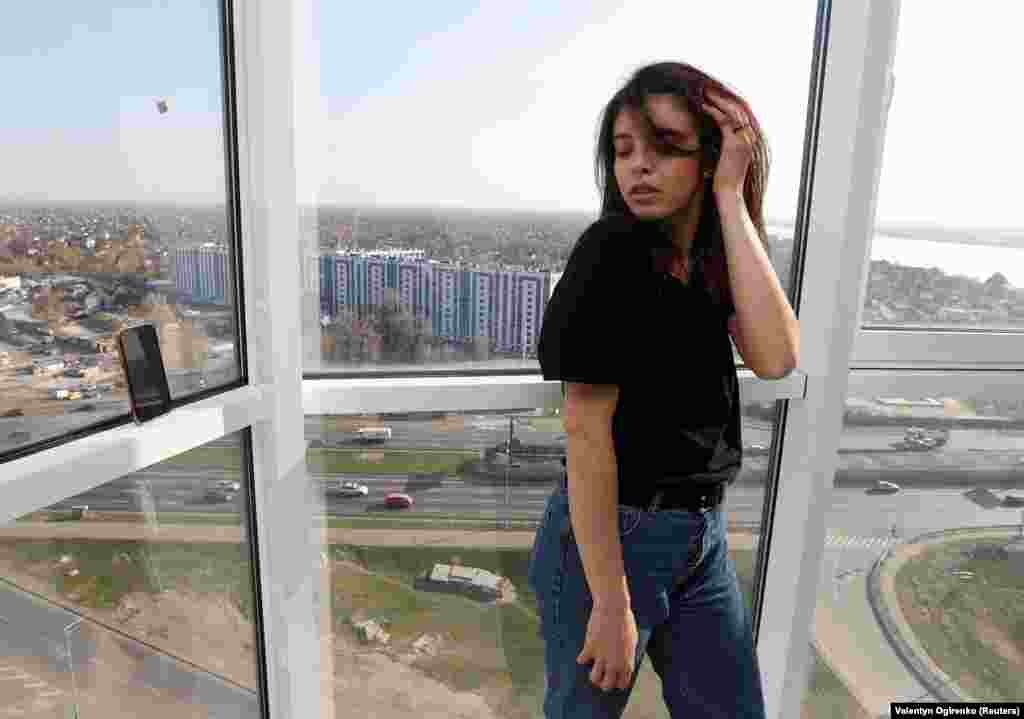 Igračica Alina Kobiliak (Kobyliak) pozira ispred mobilnog telefona ukrajinske fotografkinje Kate Kondratieve, u okviru foto sesije tokom karantina zbog pandemije korona virusa, u Kijevu, 7. aprila 2020. godine.&nbsp;