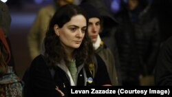 Журналистка Мариам Никурадзе во время работы на акции протеста в Тбилиси