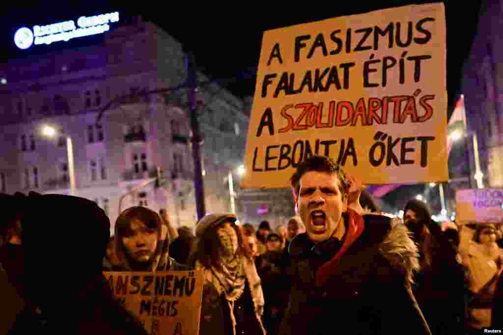 A vonulók végül nem jutottak fel a hídra, rendőrsorfal állta útjukat.