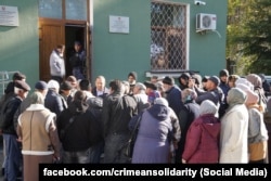 Десятки крымскотатарских активистов пришли к зданию российского правительства Крыма в Симферополе, чтобы узнать о своих соотечественницах, задержанных ФСБ по обвинению в терроризме, октябрь 2025 года